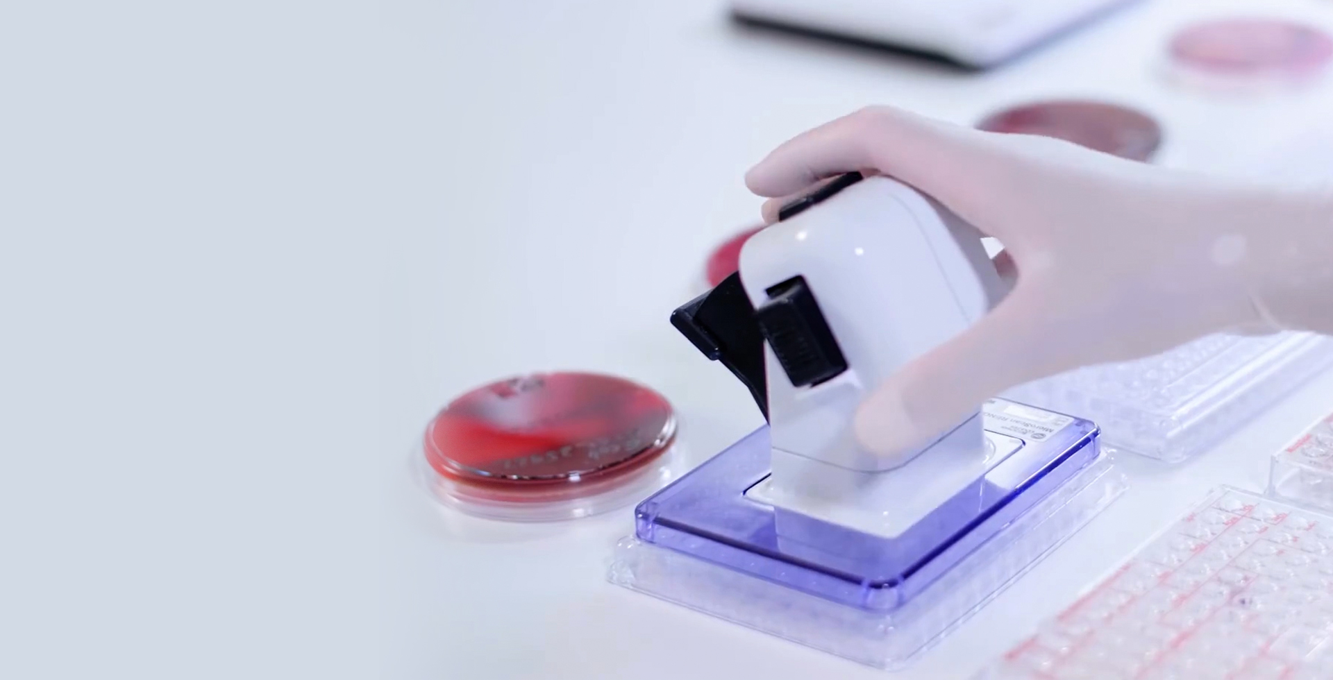 Reemplazo de reactivos simple a través de indicadores LED y sistema de manejo de reactivos.